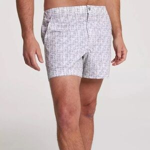 NWT VRST Men’s 5” Resort Shorts Quick Dry in White/Silver Stamped Geo in size M